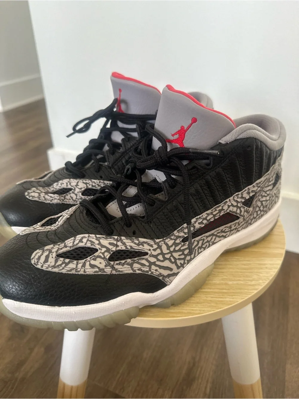 Jordan men’s Black, Grey & Red Jumpman Low-Top Sneakers